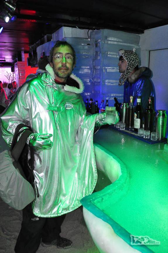 Feliz com mais uma cerveja gelada no Glaciobar, em El Calafate, no sul da Argentina